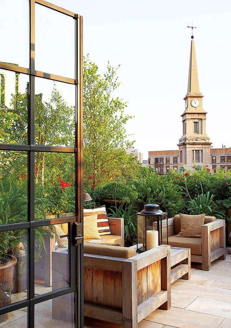 24. Varanda decorada com m&oacute;veis de pallet &ndash; Via: Pinterest