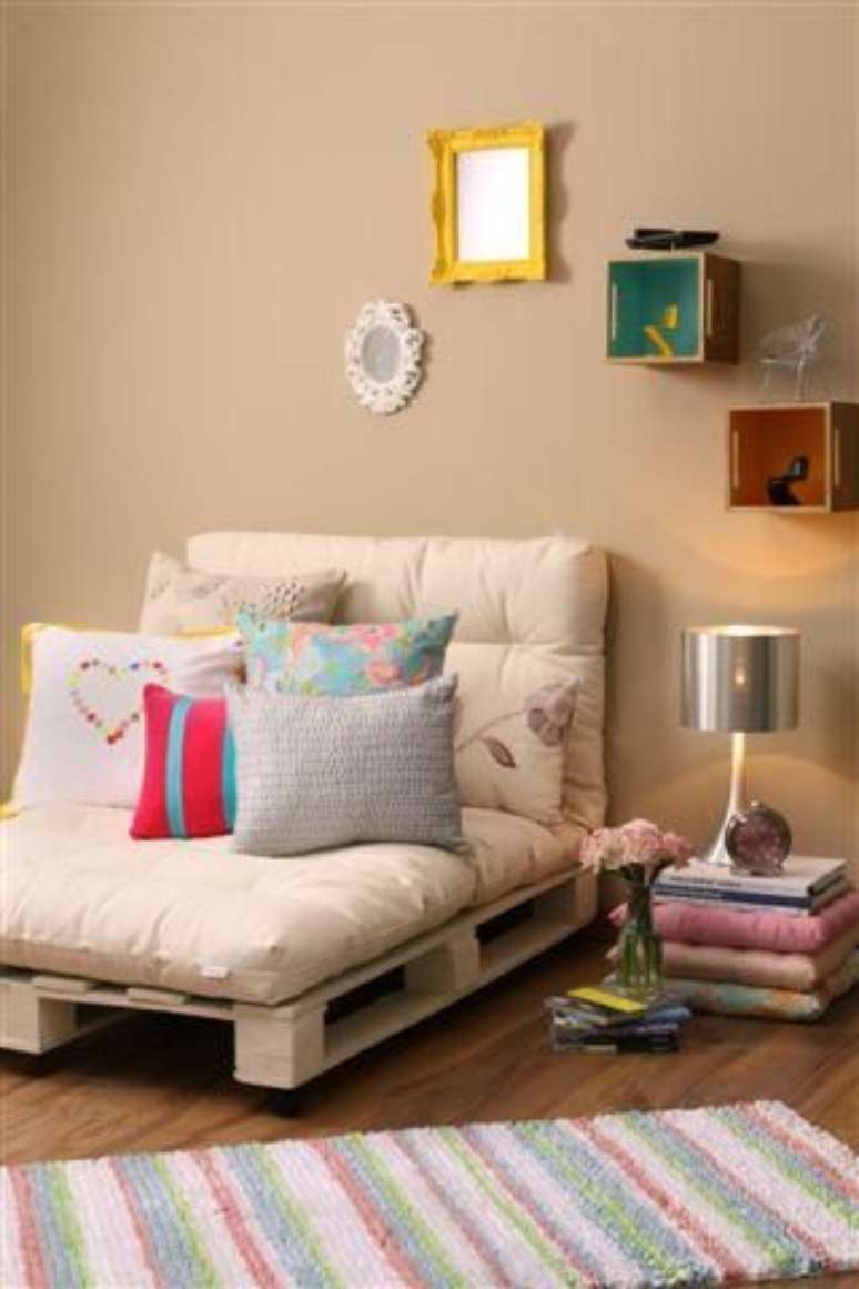 4. Poltrona de pallet para sala de estar confortável – Via: Pinterest