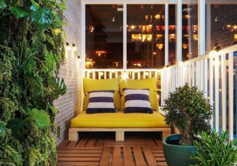 30. Poltrona de pallet para varanda amarela com almofadas estampadas – Via: Revista VD