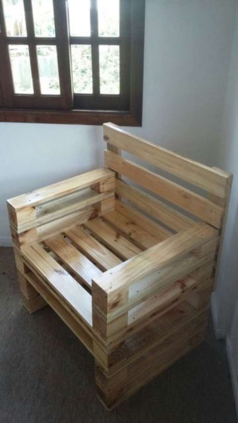 35. Poltrona de pallet para sala de estar – Via: Pinterest