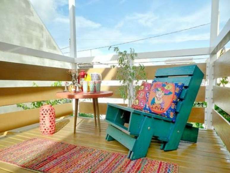 41. Varanda colorida com poltrona feita de pallet &ndash; Via: Pinterest