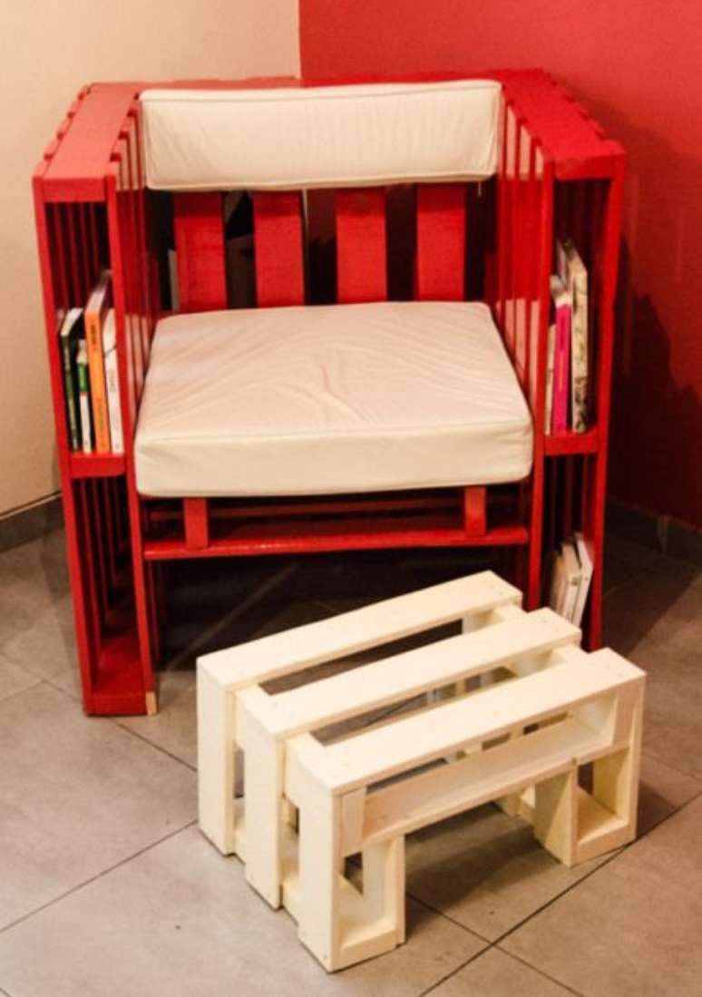 42. Poltrona de pallet vermelha &ndash; Via: Pinterest
