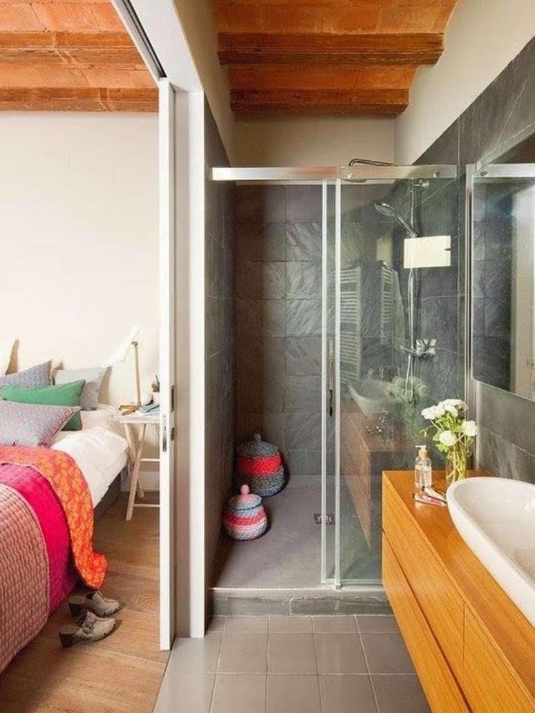 38. Quarto com banheiro de vidro com box ao lado da cama – Via: Blog Lovin