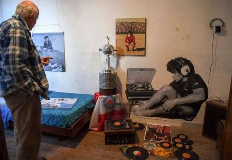 O museu 'Casa de Dios', apartamento onde Maradona viveu, está localizado no bairro de La Paternal, que pertence ao ex-diretor do clube, Alberto Pérez