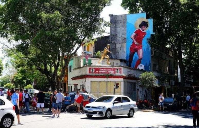 Uma estátua e um mural de Maradona estão localizados nos arredores do campo do Argentinos Juniors