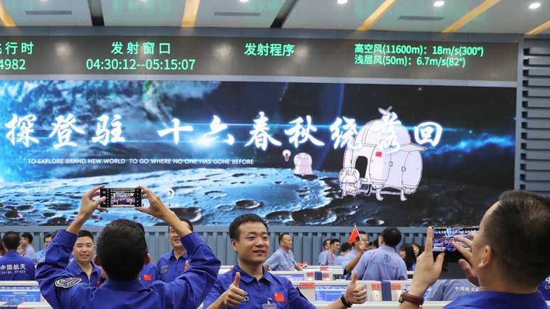 Equipe da agência espacial chinesa comemora lançamento bem-sucedido da Chang'e-5