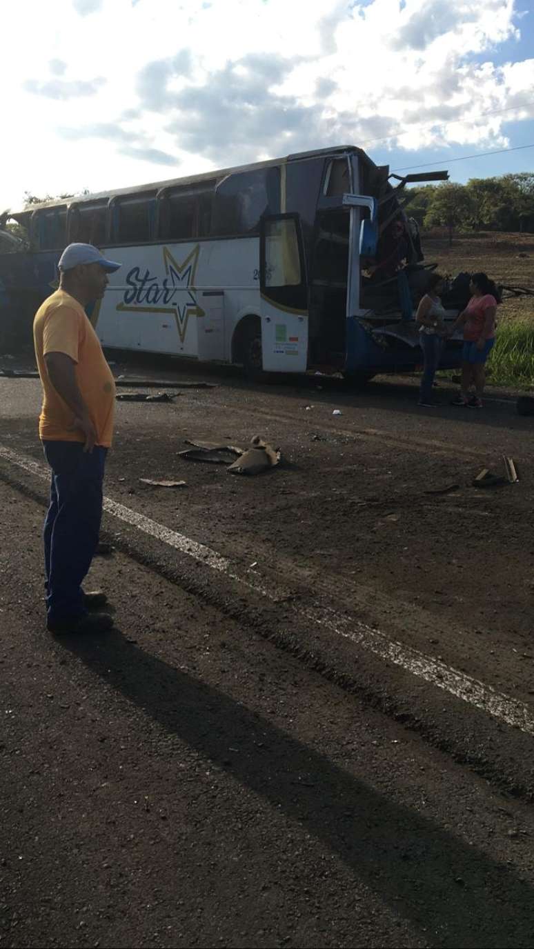 Acidente ocorreu por volta das 7h; ônibus levava mais de 50 funcionários de empresa têxtil