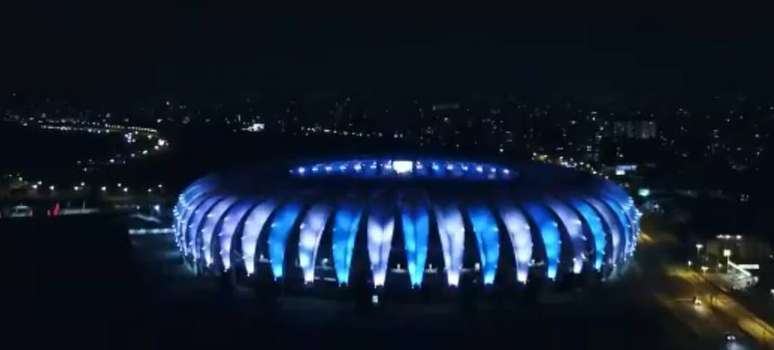 Beira-Rio é iluminado nas cores azul e branco em homenagem a Maradona