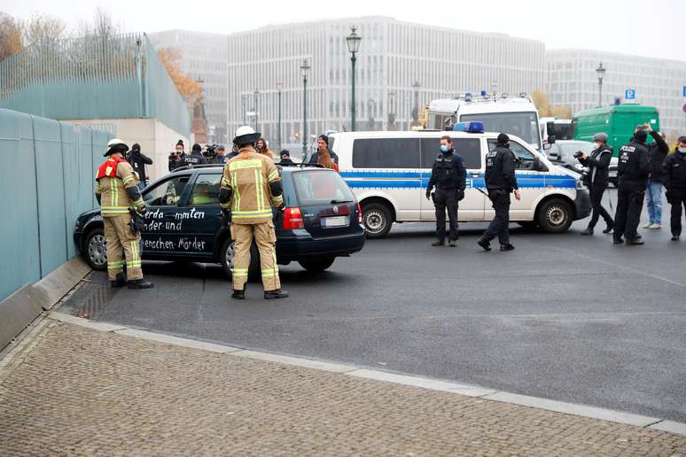 Carro atinge portão de prédio onde está gabinete de Angela Merkel, em Berlim, Alemanha
 25/11/2020 REUTERS/Fabrizio Bensch