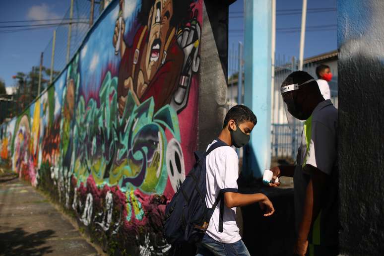 Aluno chega a escola municipal no Rio de Janeiro
 24/11/2020 REUTERS/Pilar Olivares