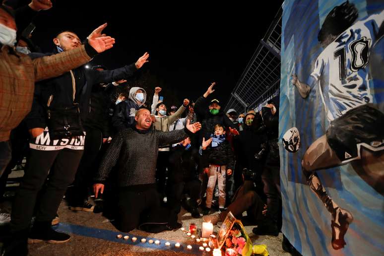 F&atilde;s de Maradona se re&uacute;nem em est&aacute;dio San Paolo, em N&aacute;poles
 25/11/2020 REUTERS/Yara Nardi