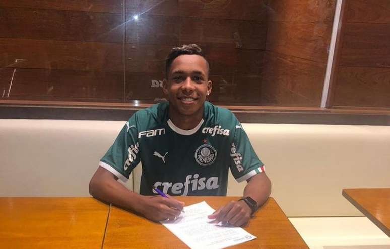 Kevin assinou contrato de empréstimo com o Verdão (Foto: Reprodução/Instagram @k.lopes11)