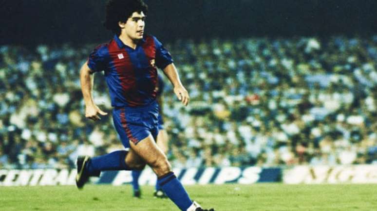 Maradona em ação com a camisa do Barcelona (Foto: Reprodução)