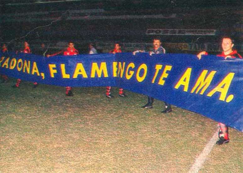 Faixa em homenagem ao ídolo argentino (Foto: Reprodução)