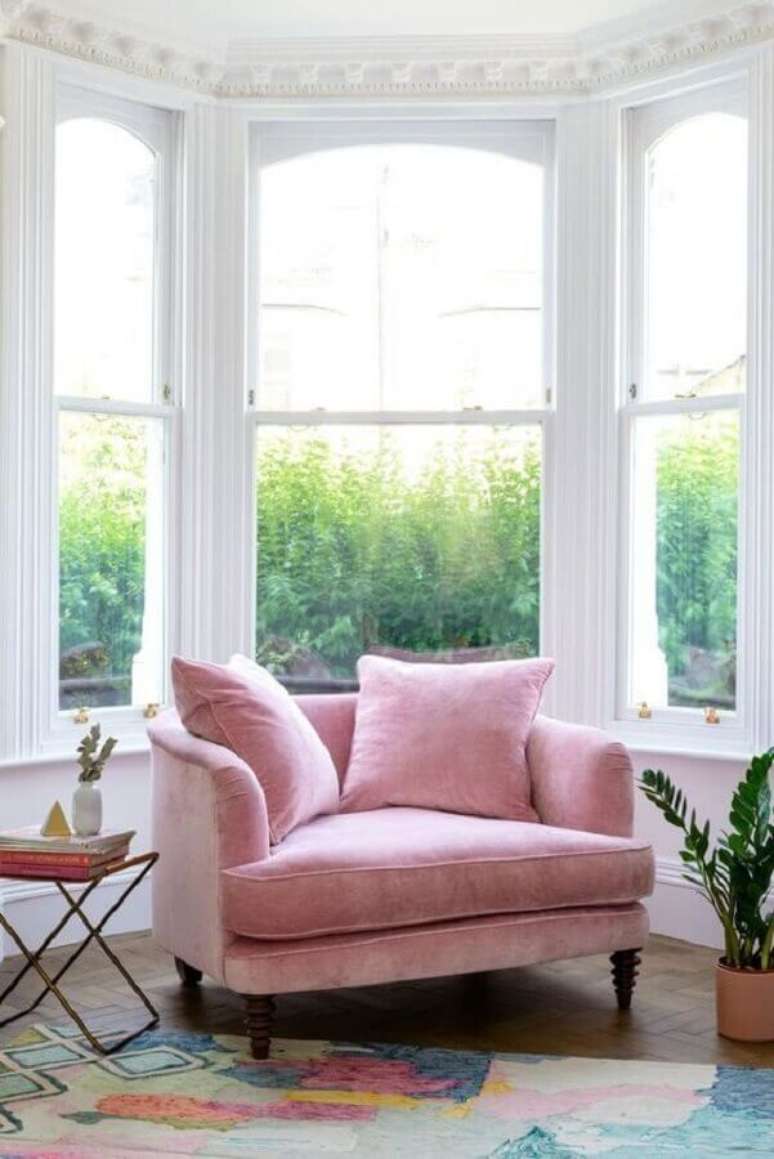 4. Cantinho de descanso decorado com confort&aacute;vel poltrona decorativa rosa claro &ndash; Foto: Fashionismo