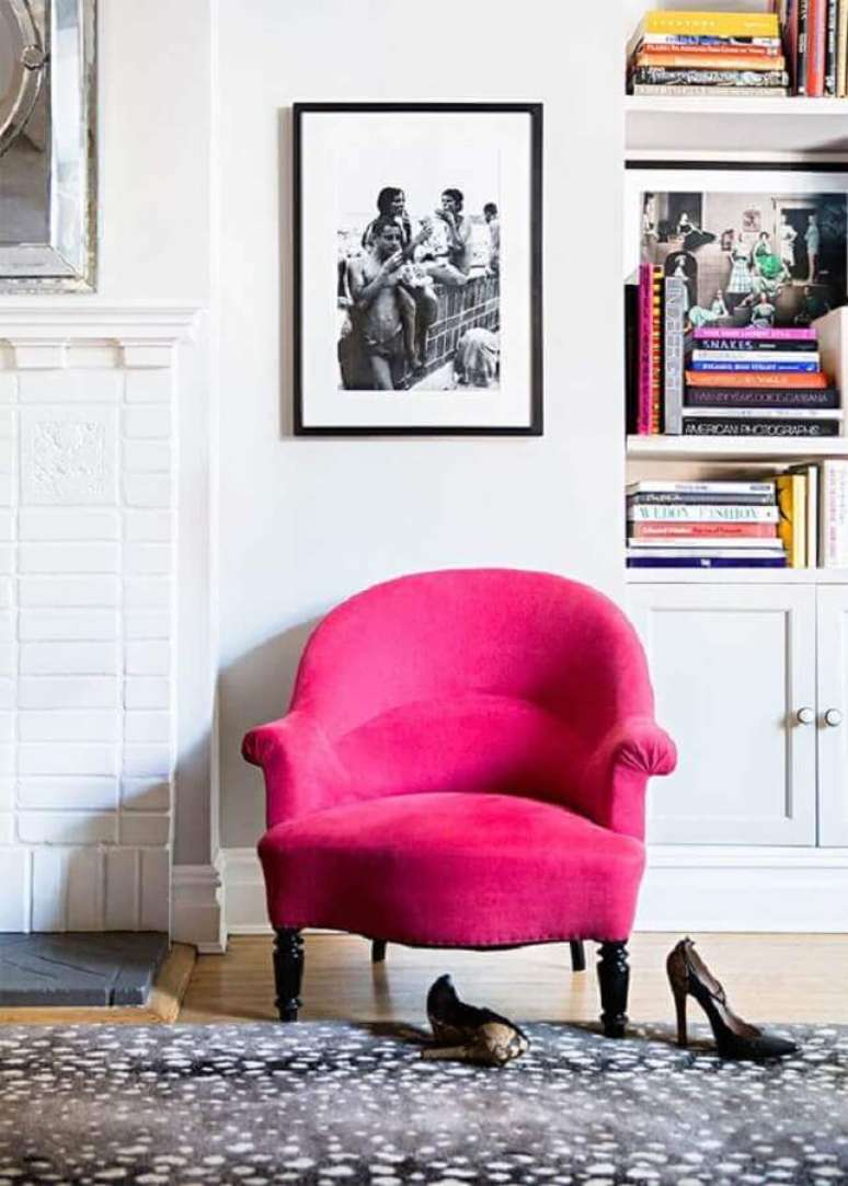 13. A poltrona rosa pink se destaca na decora&ccedil;&atilde;o de ambientes em cores neutras &ndash; Foto: Domino magazine