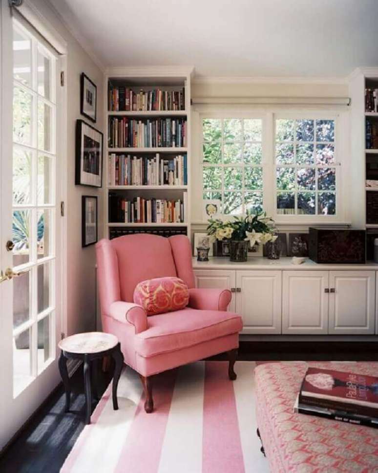 10. Decora&ccedil;&atilde;o cl&aacute;ssica para sala com tapete listrado e poltrona rosa &ndash; Foto: Lonny Magazine