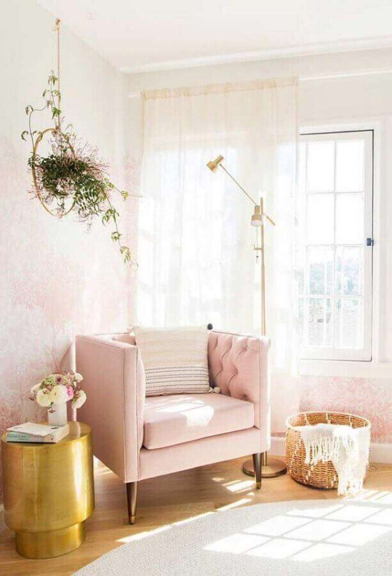 16. Delicada decora&ccedil;&atilde;o com planta suspensa e poltrona para sala rosa &ndash; Foto: Archilovers