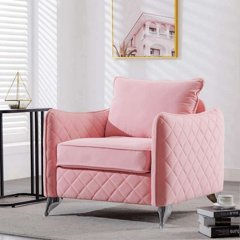 17. Invista na poltrona cor de rosa para colocar um toque charmoso e feminino na sua decora&ccedil;&atilde;o &ndash; Foto: Pinterest