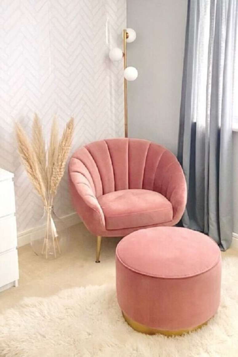 9. Decora&ccedil;&atilde;o clean com tapete branco felpudo e poltrona decorativa rosa com puff redondo &ndash; Foto: Pinterest