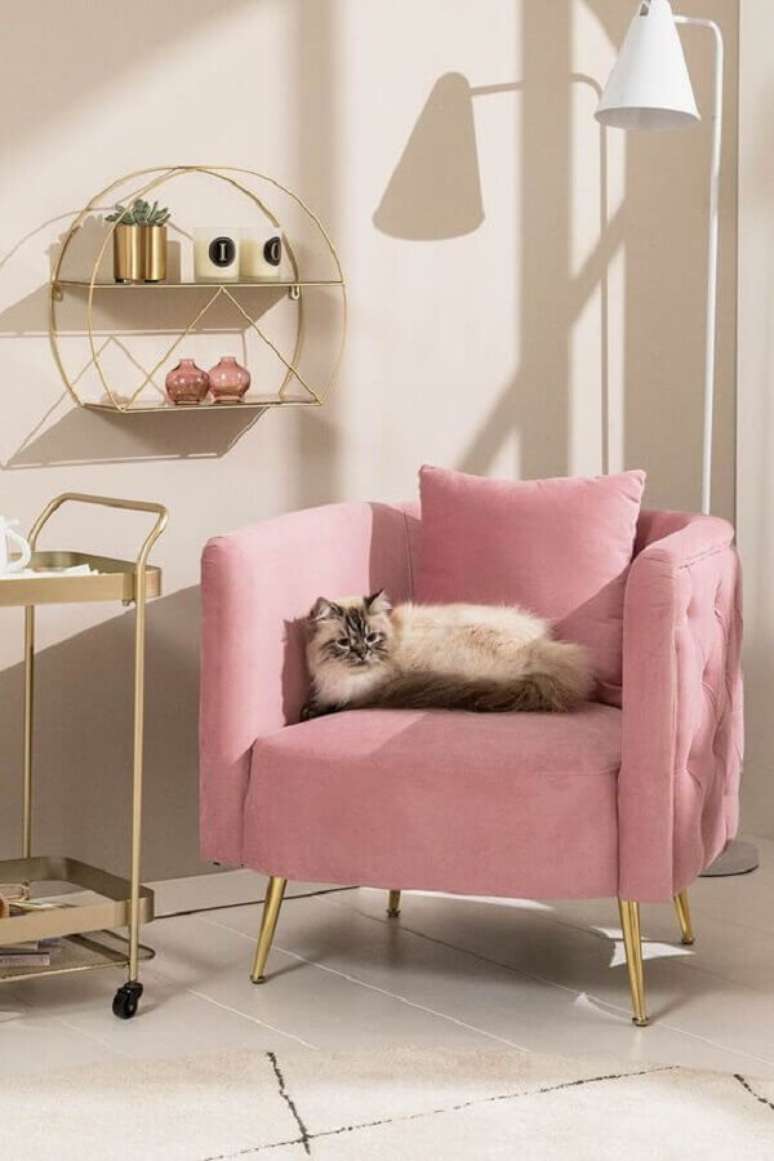 18. Decora&ccedil;&atilde;o com charmosa poltrona cor de rosa com p&eacute;s palito &ndash; Foto: DEPOT