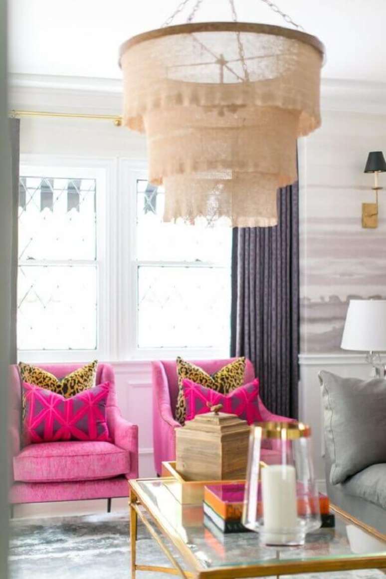 19. Decora&ccedil;&atilde;o com poltrona para sala rosa e cinza &ndash; Foto: Apartment Therapy