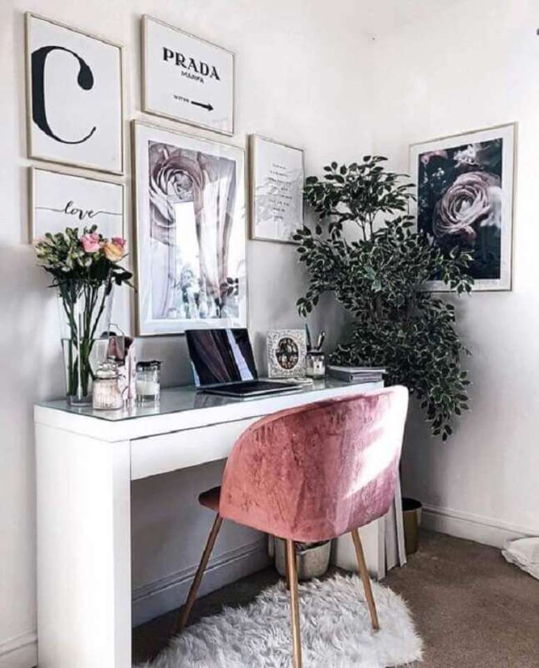 21. Home office branco decorado com poltrona rose e v&aacute;rios quadros &ndash; Foto: Home Fashion Trend