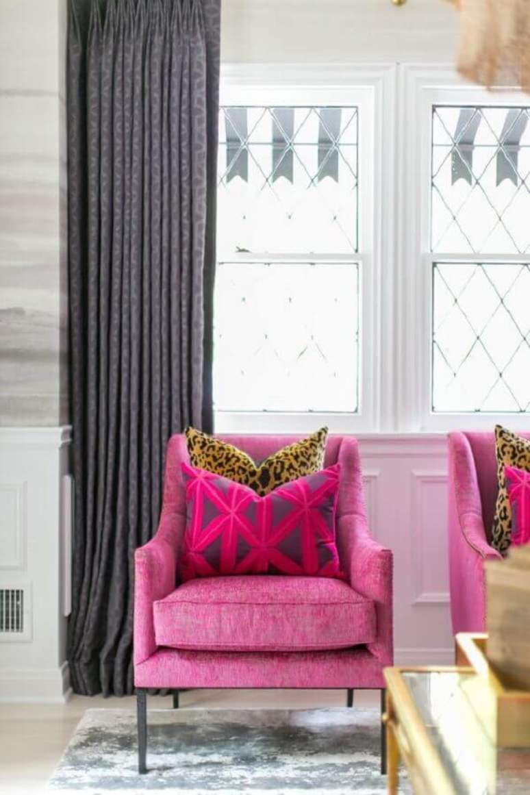 23. Decora&ccedil;&atilde;o de sala com cortina cinza e poltrona rosa pink &ndash; Foto: Apartment Therapy