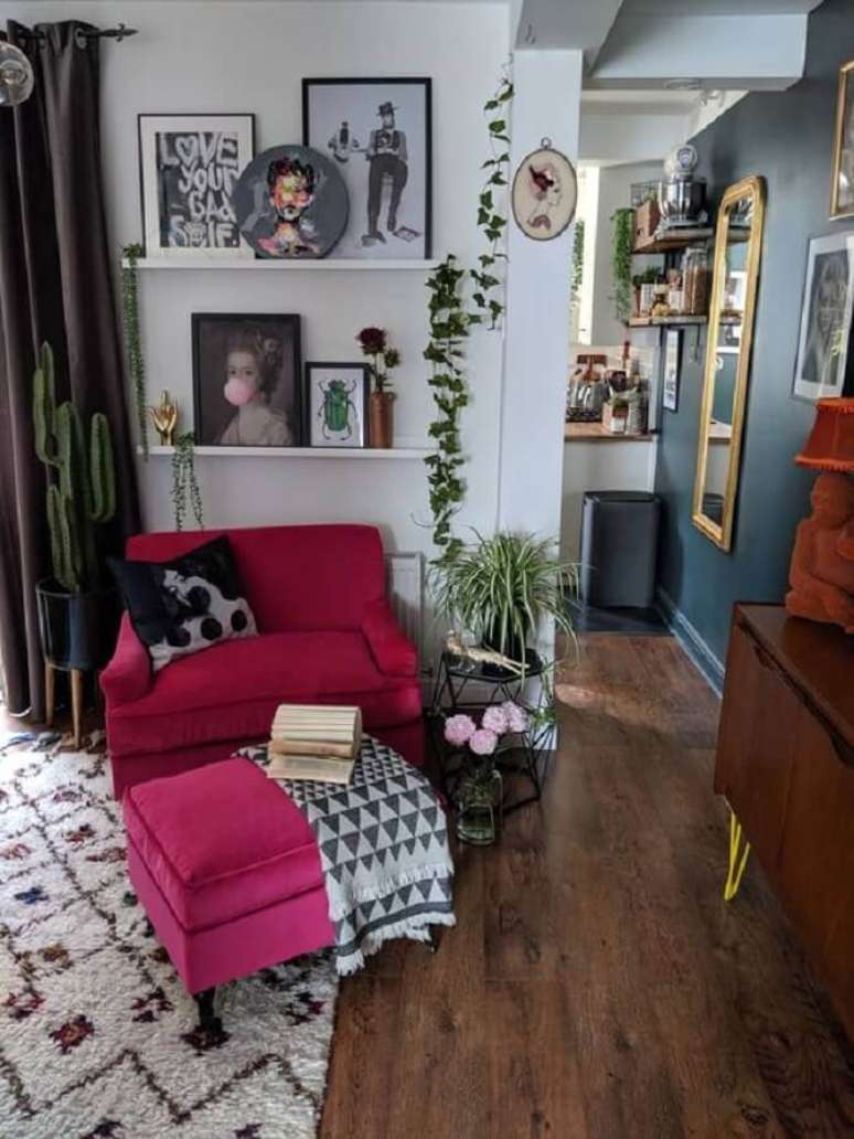 26. Decora&ccedil;&atilde;o de sala simples com poltrona rosa pink confort&aacute;vel com puff &ndash; Foto: Mineheart Limited