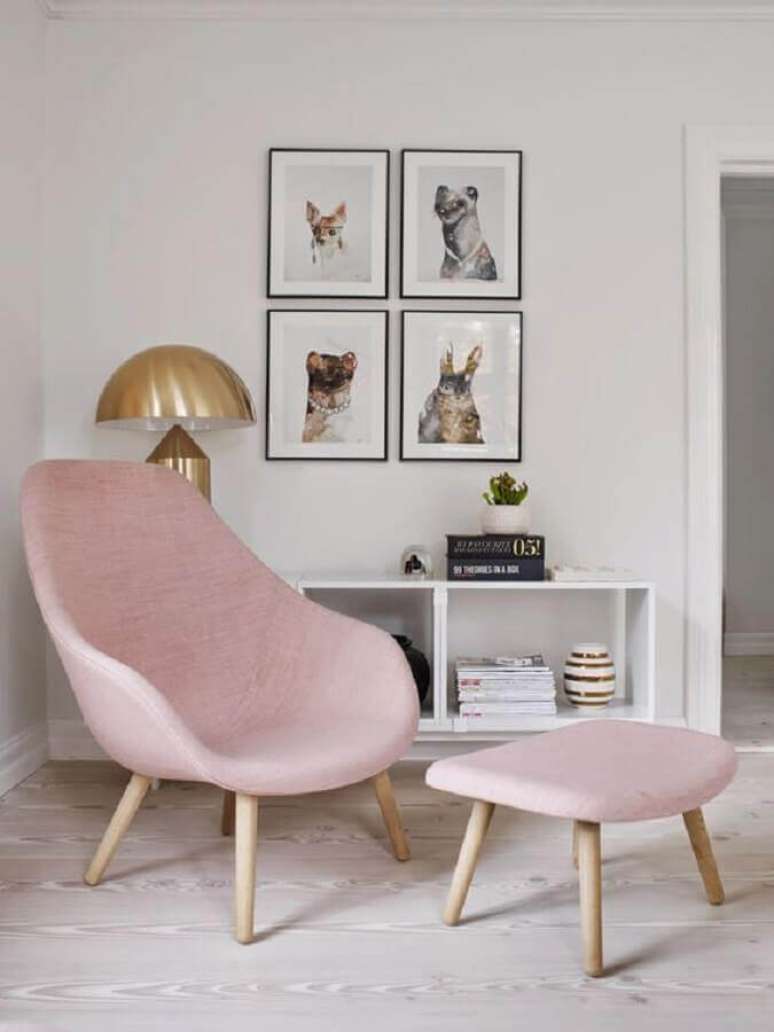 28. Sala minimalista branca decorada com abajur dourado e poltrona rosa claro moderna com puff &ndash; Foto: Pinterest