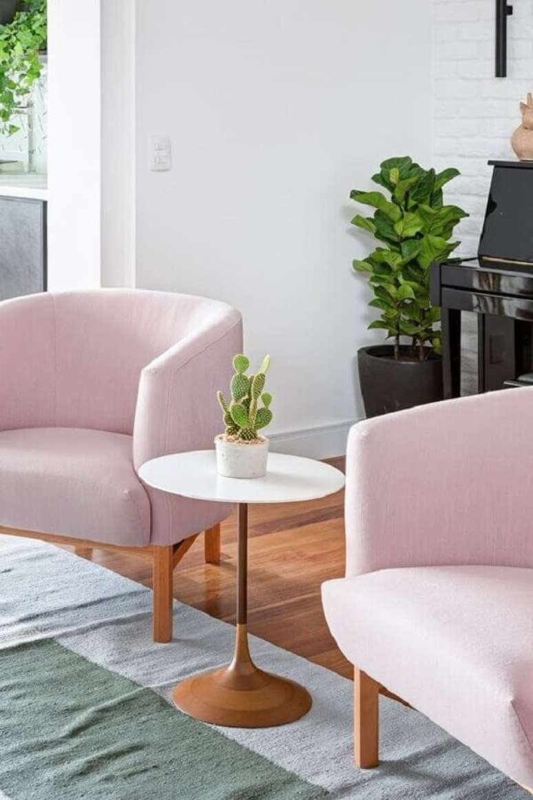 29. Poltrona rosa claro para decora&ccedil;&atilde;o de sala com mesa de apoio redondo &ndash; Foto: Apartamento 203