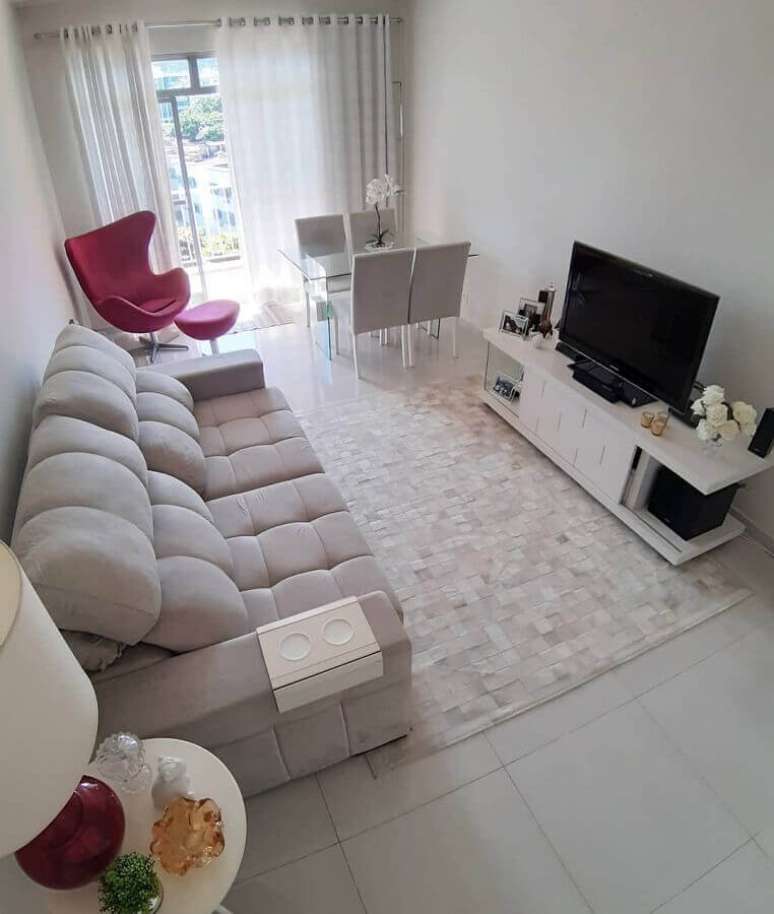 30. Decora&ccedil;&atilde;o de sala de TV toda branca com poltrona rosa pink confort&aacute;vel &ndash; Foto: Pinterest