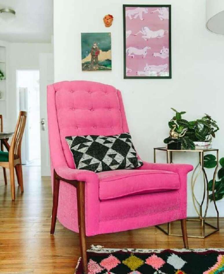 31. Poltrona rosa pink de madeira para decora&ccedil;&atilde;o de sala simples &ndash; Foto: Pinterest
