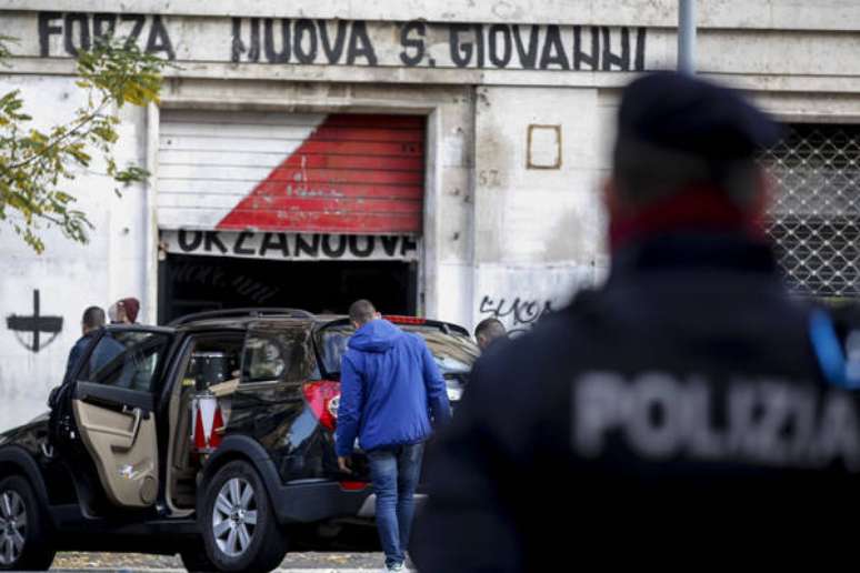 Policiais na sede do movimento neofascista Força Nova