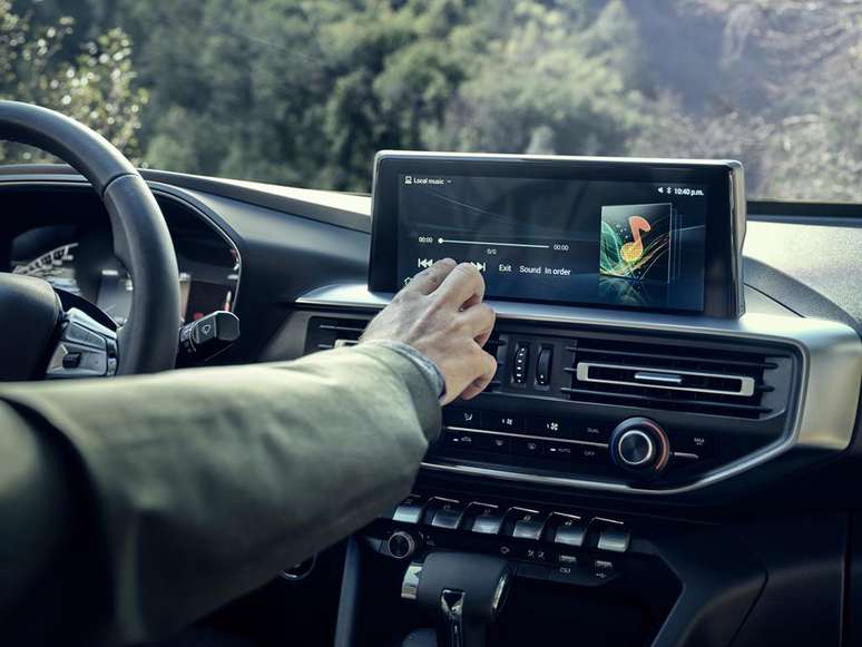 Peugeot Landtrek traz central multimídia moderna, para atender demandas de conectividade.