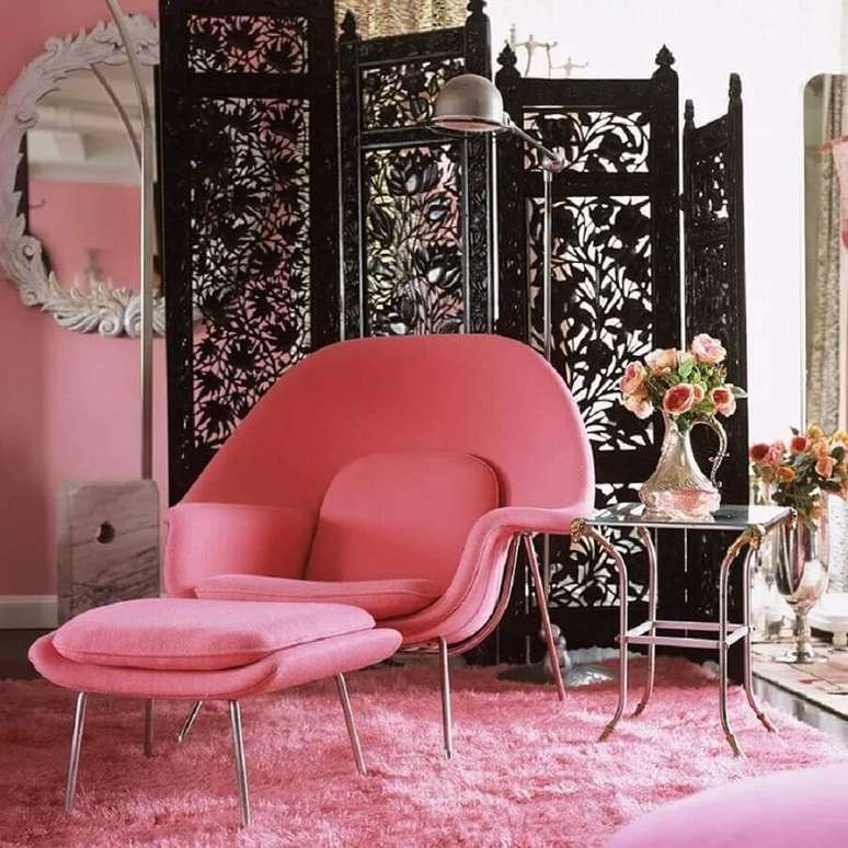 35. Decora&ccedil;&atilde;o com poltrona cor de rosa moderna com puff &ndash; Foto: Pinterest