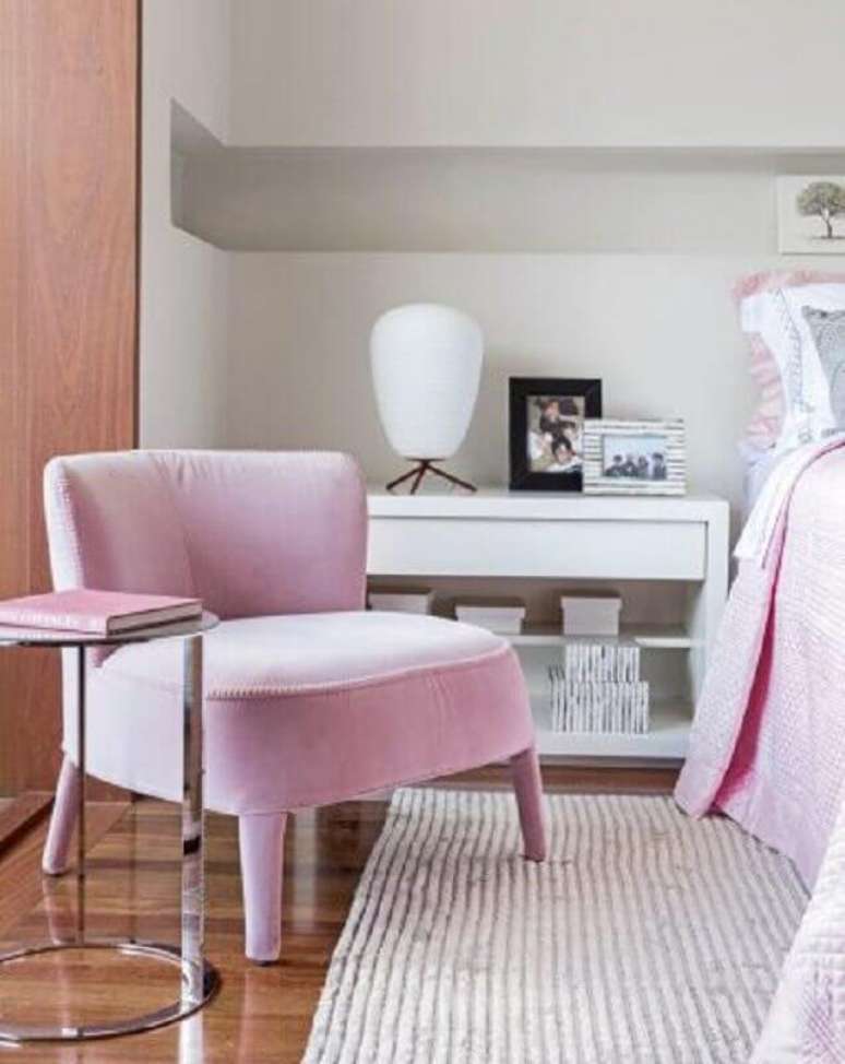 36. Poltrona rosa claro moderna para decora&ccedil;&atilde;o de quarto branco &ndash; Foto: Pinterest