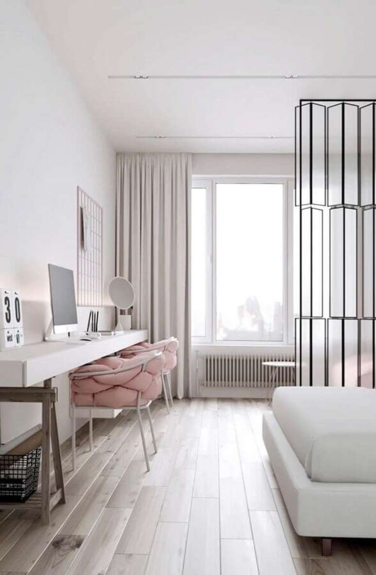 37. Home office moderno todo branco decorado com poltrona rosa claro moderna &ndash; Foto: Behance