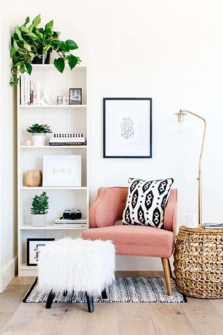 39. Poltrona cor de rosa para sala branca decorada com puff branco de pelos &ndash; Foto: Apartment Therapy