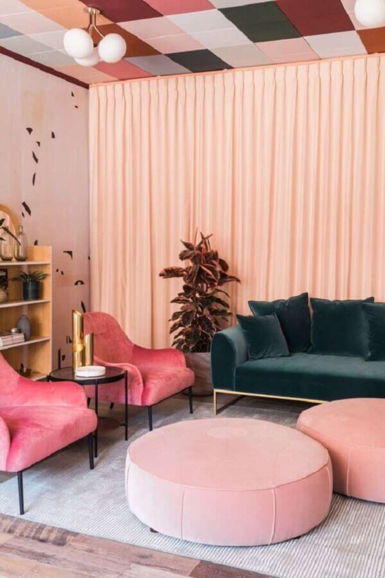40. Poltrona para sala rosa decorada com sof&aacute; verde escuro &ndash; Foto: Article