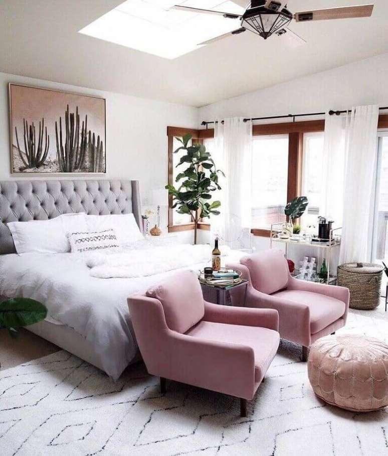 11. Poltrona rosa para quarto de casal decorado com cabeceira capiton&ecirc; cinza &ndash; Foto: Article