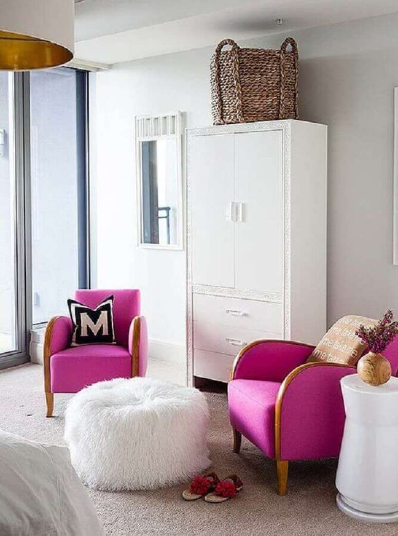 41. Poltrona rosa para quarto todo branco decorado &ndash; Foto: Pinterest