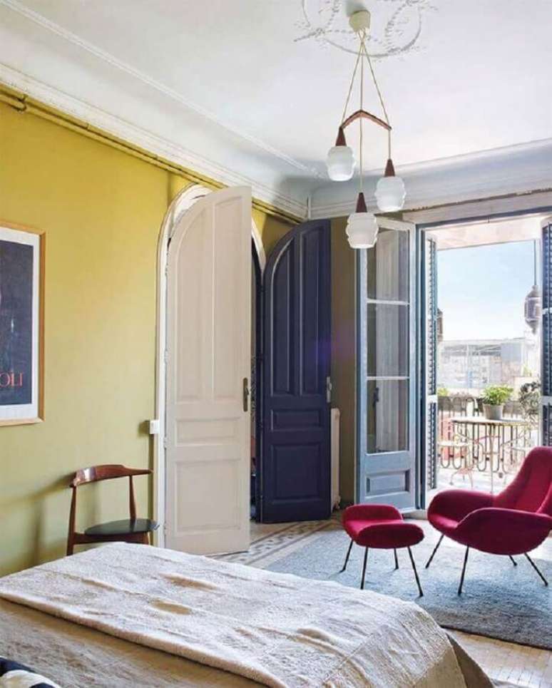 42. Poltrona rosa para quarto de casal decorado com parede amarela &ndash; Foto: Casa de Valentina