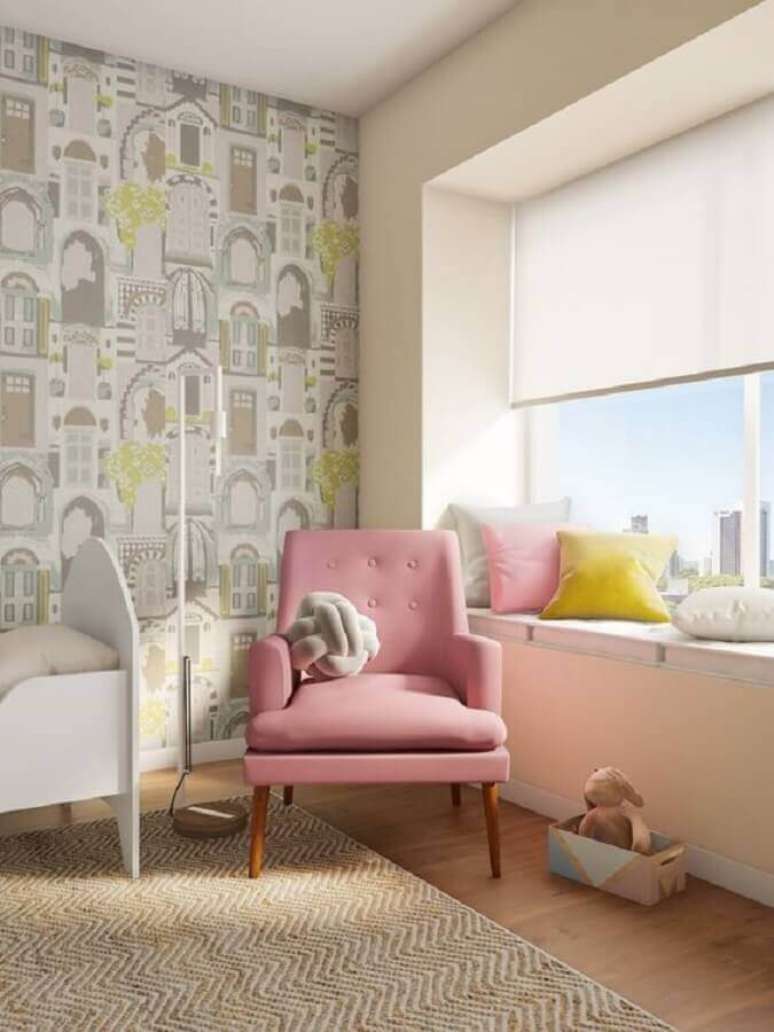 44. Quarto infantil decorado com papel de parede e poltrona rosa beb&ecirc; &ndash; Foto: Pinterest