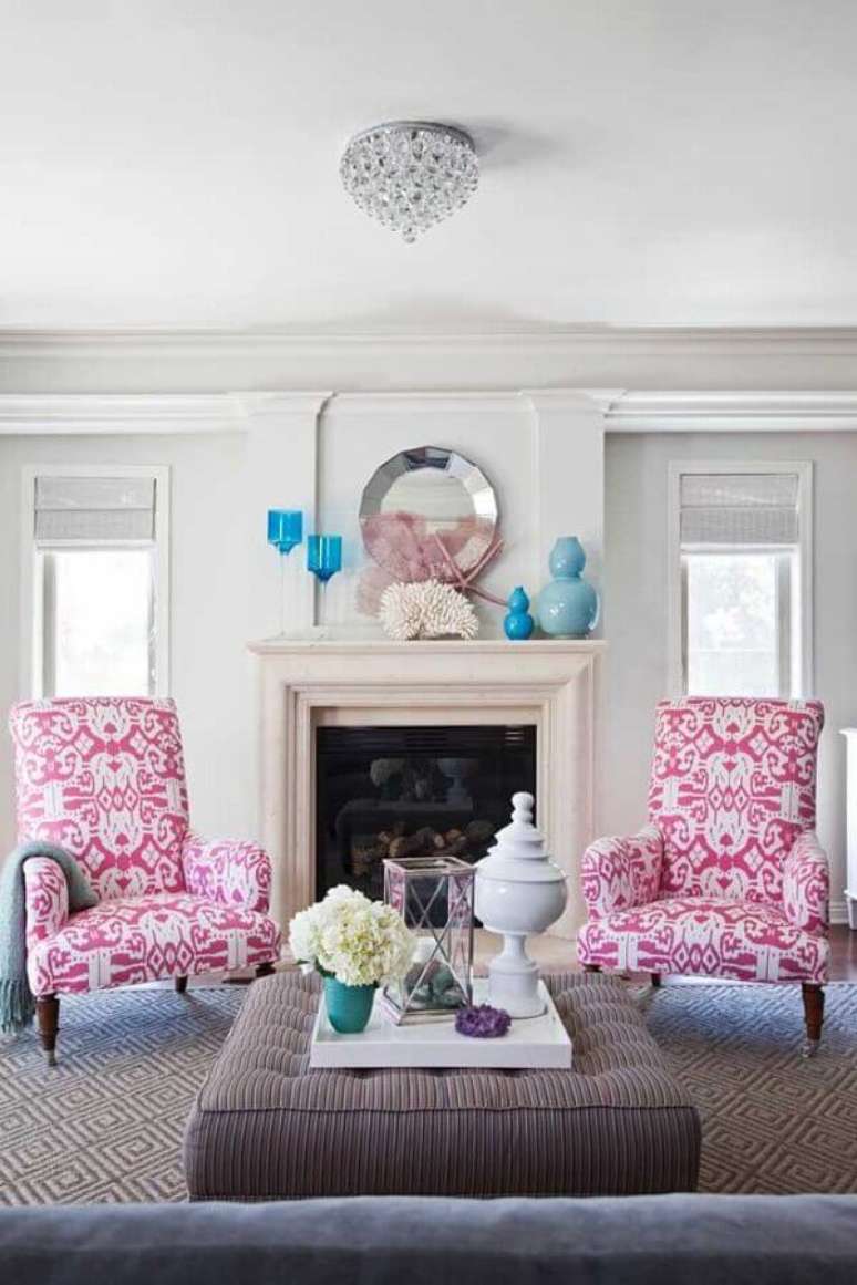 48. Sala cl&aacute;ssica decorada com poltrona rosa estampada &ndash; Foto: Pinterest