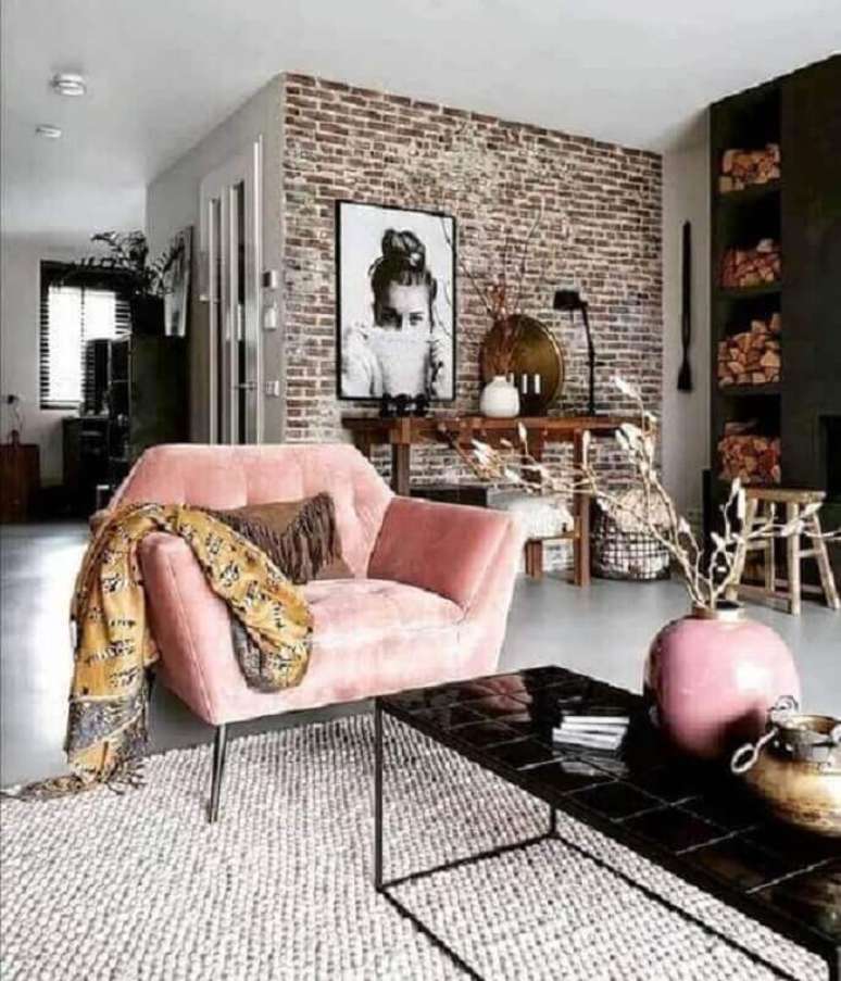 49. Sala com estilo industrial decorada com parede de tijolinho e poltrona rose moderna e confort&aacute;vel &ndash; Foto: Apartment Therapy
