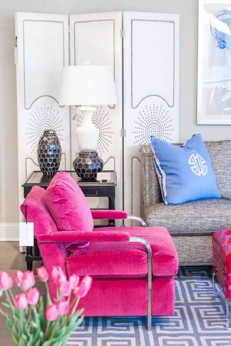 51. Poltrona rosa pink para decora&ccedil;&atilde;o de sala de estar com abajur branco &ndash; Foto: Home Fashion Trend