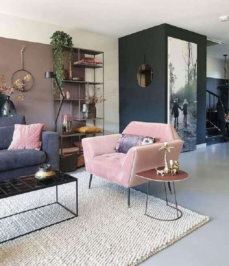 52. Poltrona rosa claro moderna para decora&ccedil;&atilde;o de sala com m&oacute;veis estilo industrial &ndash; Foto: Houzz