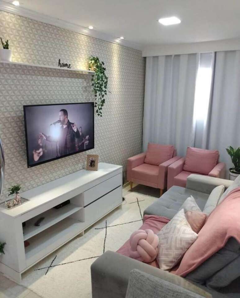 53. Sala de TV decorada com sof&aacute; cinza e poltrona cor de rosa &ndash; Foto: Pinterest