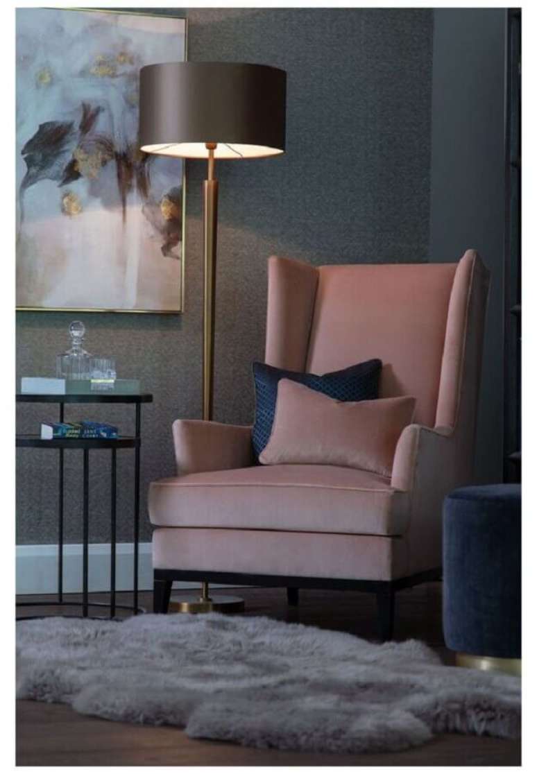 54. Poltrona cor de rosa para sala decorada com abajur de ch&atilde;o &ndash; Foto: Pinterest